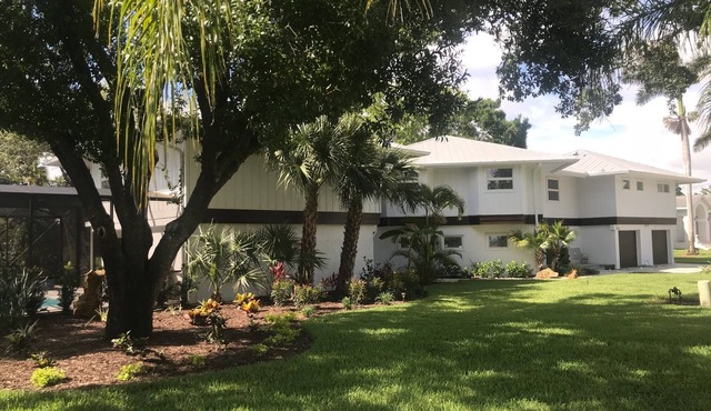 Heated Pool Oasis, Minutes to Beach Family-Friendly Sleeps 10-12, 4 Bedrooms in Naples