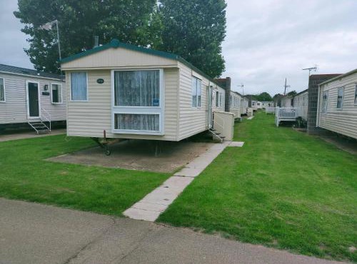 Holiday Park Home Sleeps 4 - Dogs Welcome - Pool in Clacton-on-Sea