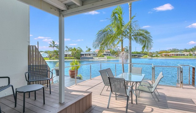 Isle Of Palms 120 - Absolute Waterfront Villa - Min. 3 Night Stays! in Elanora