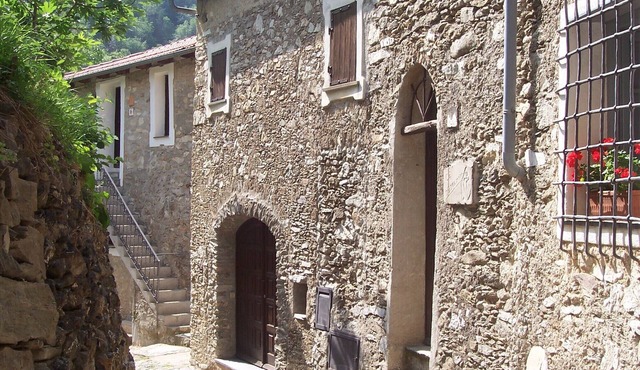 stone cottage, Medieval Village. 15 km Sea. Terrace in Castelvecchio di Rocca Barbena