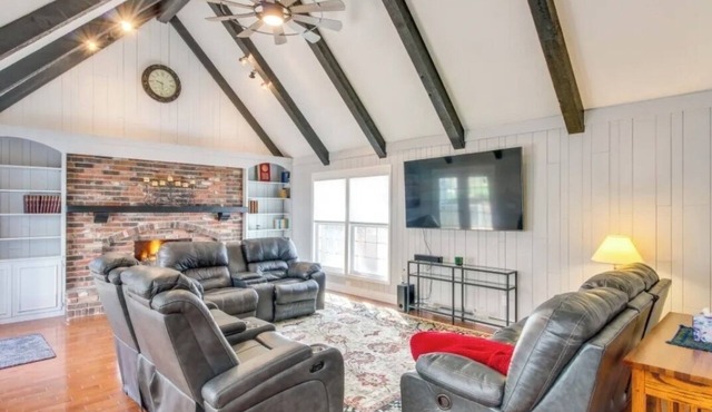 KC Chalet in Lenexa & Overland Park Area. Private covered garage and driveway. in Lenexa