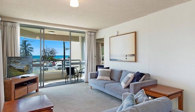 Kooringal Unit 3 Right on Greenmount Beach Coolangatta with Wi-Fi Included in Coolangatta