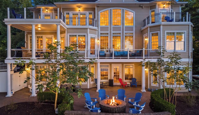Lake Daze - Incredible 8 Bedroom Lake Gaston 5-star Boat included in rental in Macon