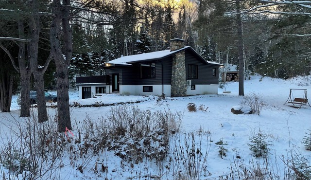 Lake Ouareau cottage in Saint-Donat
