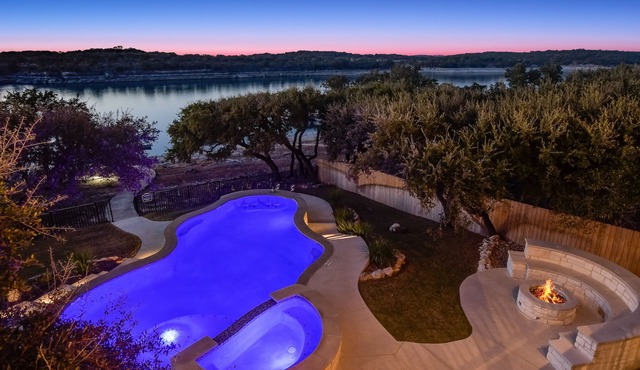 Lake Travis Waterfront Resort - Deep Water Dock, Pool, Hot Tub & Pickleball in Lago Vista