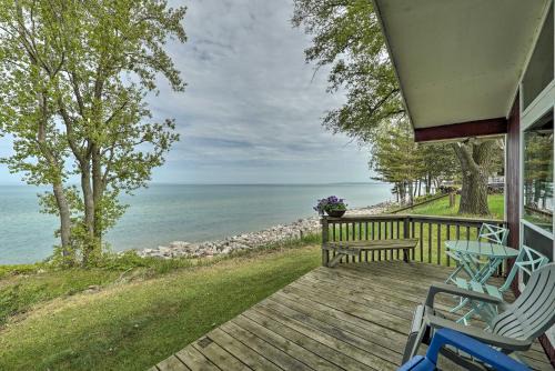 Lakefront Cottage Near Wineries + State Parks! in Mears