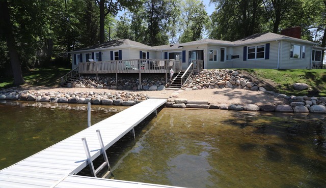 Lakefront Walkout Cottage, Beach, Dock, Kayaks, Sunsets on Pine Lake! 🐚🐟 in Plainwell