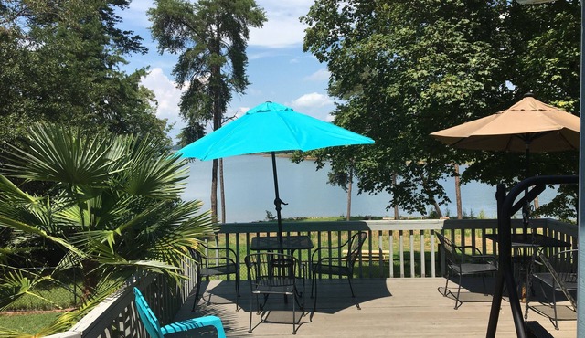 Lakehouse Retreat with dock, paddle boat, canoe & kayaks! Now have Gas Grill in Anderson