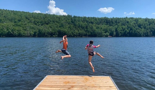 Large 6 Bedroom Waterfront Clean Lake Close to SKI Mont Blanc and Tremblant in Mont-Blanc