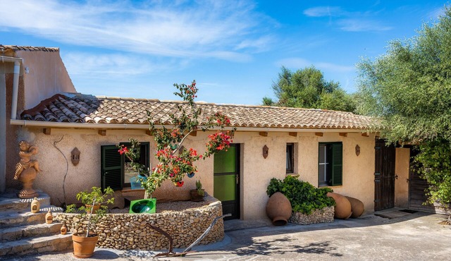 Large Adults-Only Apartment Mallorca with Communal Pool and Wi-Fi in Manacor