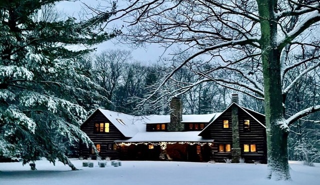 Log lodge estate in northern Michigan. A one of a kind up north experience. in Northport