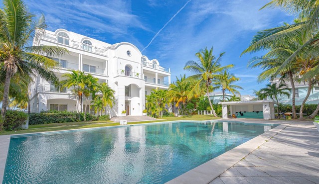 Love Beach E4 - 2BR Top-Floor Penthouse in Nassau