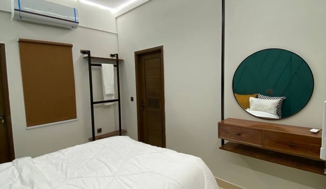 Lovely 1-bedroom apartment with AC in vibrant Karachi in Karachi