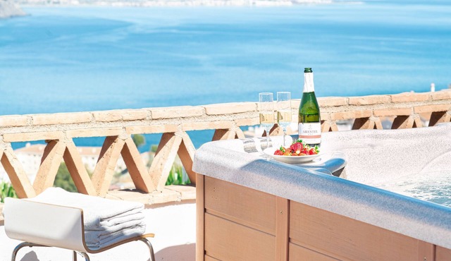 Lovely villa with jacuzzi and heated pool in Almuñécar