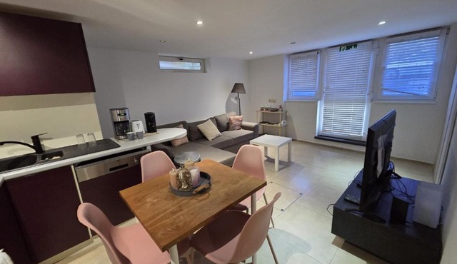 Loveroom waterloo, Suite romantique avec Jacuzzi et sauna privatifs in Waterloo