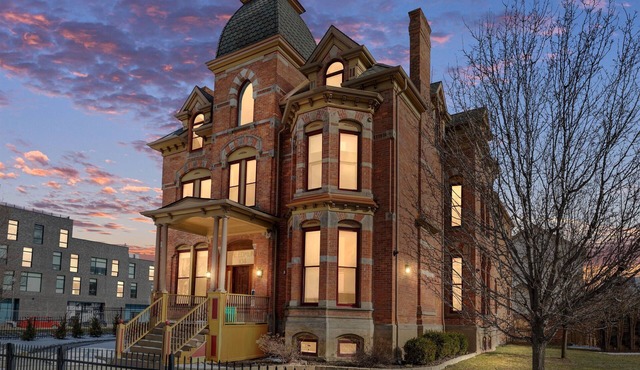 Lumber Baron’s Brush Park Mansion - 2 Kings - 2.5 Bath - 2 Floors - Free Parking in Detroit