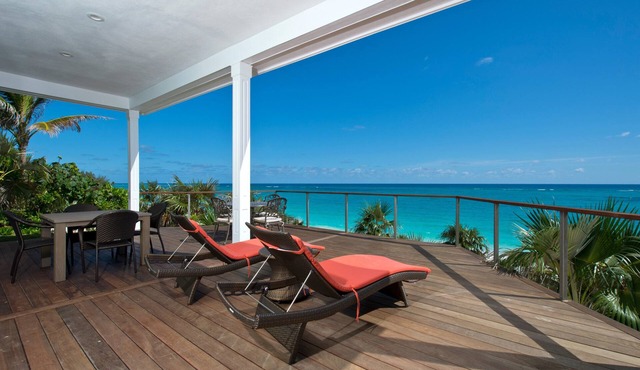 Lux Beachfront House W/Private Pool on Banks Rd. Walk to Tippy's! in Governors Harbour