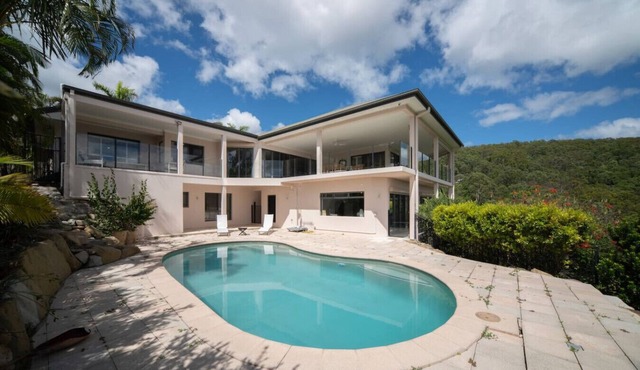 Luxury 6BR Hinterland Retreat w/Pool &Scenic View in Bonogin