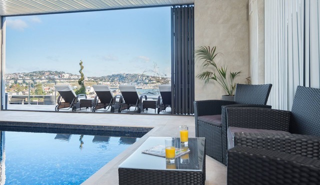 Luxury Apartment - Sleeps 4 - Spectacular Views with Private Pool and Hot Tub in Torquay