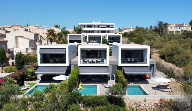 Luxury chalet, quality furnishings, fiberglass, pool, distant view, to the beach in Cala Mendia