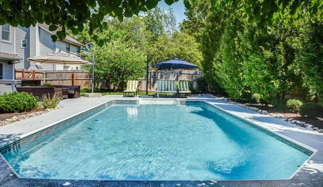 Luxury in Lenexa w/heated pool in Lenexa