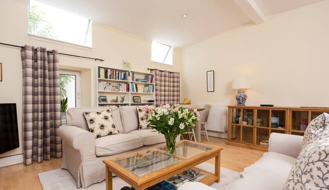 Luxury Morningside Cottage with Patio in Morningside