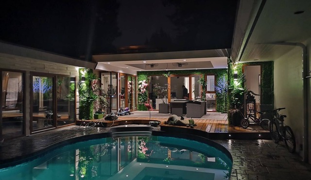 Luxury Pool House Getaway Beachside ResortLike in Surrey