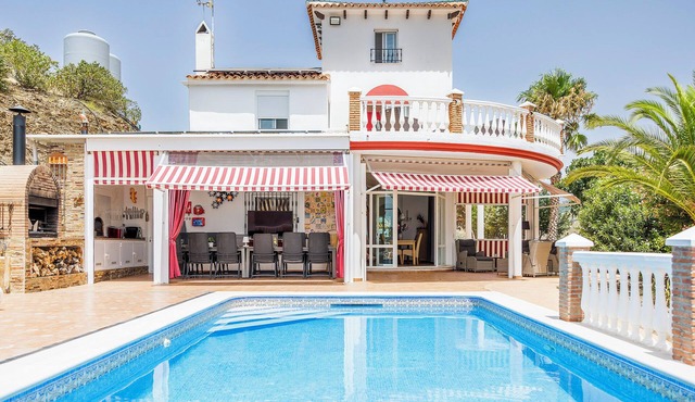 Luxury Villa for Families, Friends, and Groups up to 14 Guests in Sayalonga