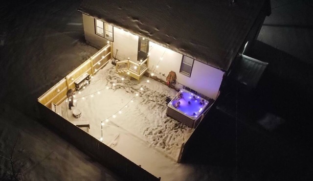 Magical Northern Michigan Cottage with Hot Tub in Bear Lake