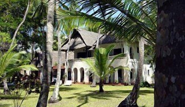 Magnificent Beachfront House with Private Pool in Tropical Gardens in Msambweni