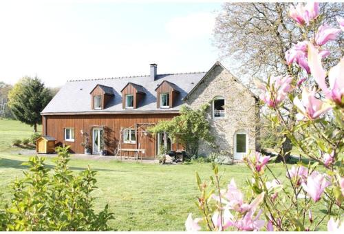 Maison familiale, 15 pers, 7 chambres, piscine, déco soignée in Bais