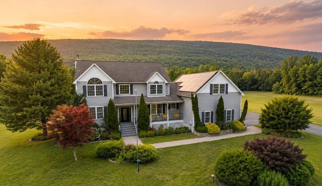Malkita Aria | Mountainview Retreat in Woodbury