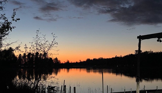 Michele’s Landing, Charming cottage in amazing Lake Leelanau, on narrows w/dock in Lake Leelanau