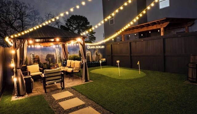MINI GOLF, BBQ Grill, Mins to Downtown HTX Luxe Escape at Med Center & NRG in Houston