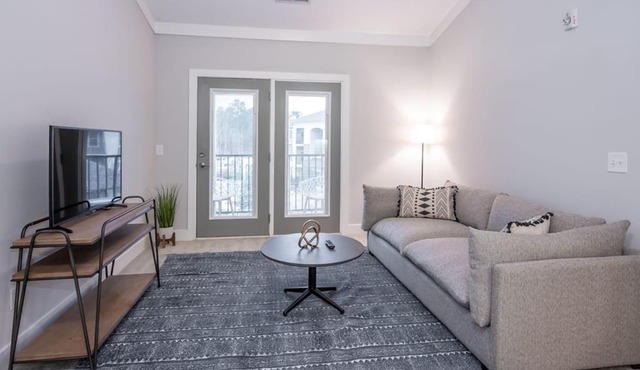 Modern 2BR with Balcony and Gym in Durham