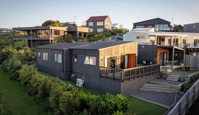 Modern Family-Friendly Sunny Raglan Bach with Spa Pool, BBQ & Large Deck in Raglan
