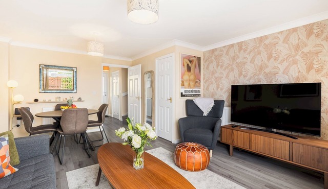 Modern family home | Parking | Private garden - Pass the Keys in Dursley