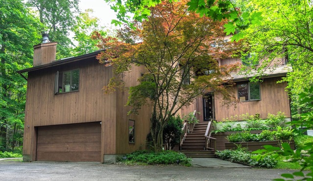 Mountain Brook Cabin w/4-bedroom in lovely Cornwall with Jacuzzi Tub and Sauna in Cornwall
