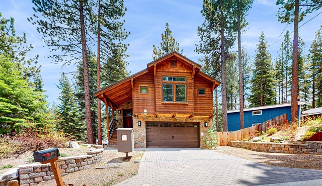 Mountain Modern Home with game room, pool table, private hot tub and more in South Lake Tahoe