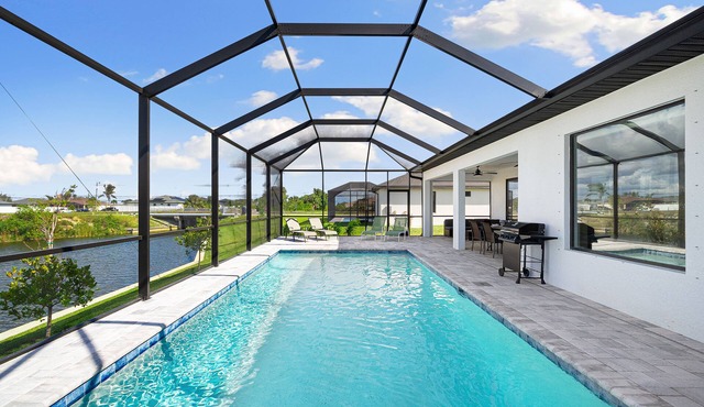 New build from 2023 impresses with its modern yet cozy interior and heated pool in Cape Coral
