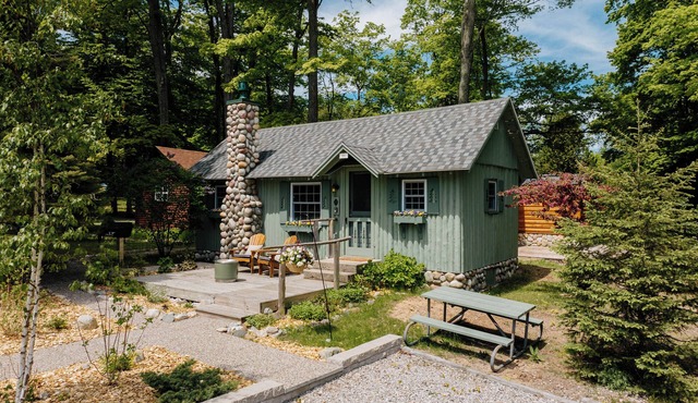 NEW cozy cottage a short walk to Northport and Lake Michigan! in Northport