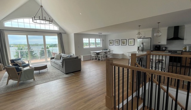 NEW waterfront cottage, gorgeous views of the Sou'West River, minutes to beaches in Long River