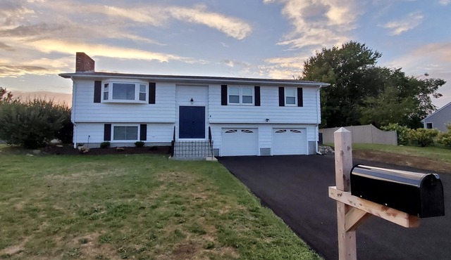Newly renovated! 5 bedroom 2 bath home woth AC and walk to water in Narragansett
