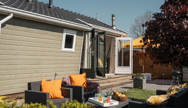 Nice chalet with a microwave, near the Wadden Sea in Tzummarum