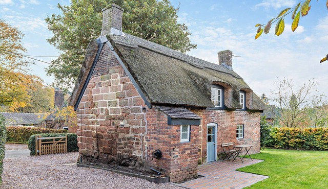 Oak Tree Thatched Cottage in Eccleshall