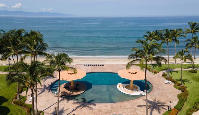 Ocean Front Penthouse, Pool, Sleeps 6 people in Bucerías