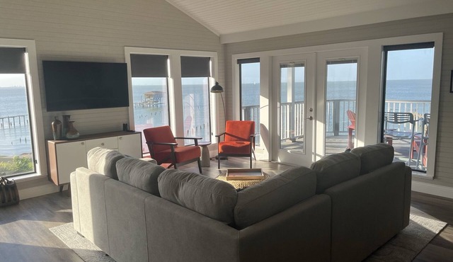 On the bay, private pier, private heated pool, close to Kemah in Bacliff