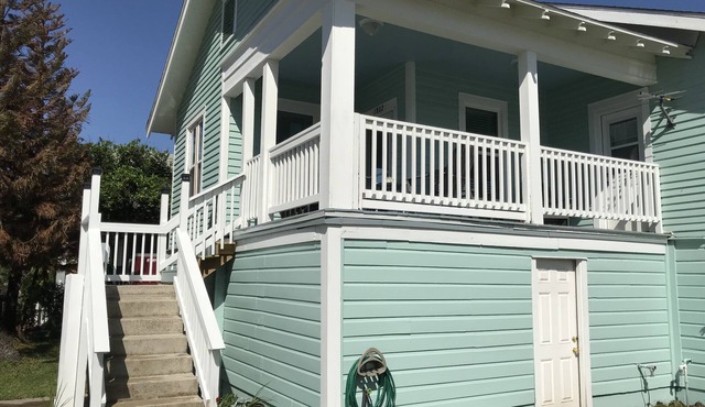 One block to the beach and close to everything! Enjoy the outdoor fireplace ! in Galveston