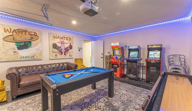 Party Pad! Sleeps 18, Arcade, Turf Sport Court, Stock Tank Pool, Heart of ATX! in Austin