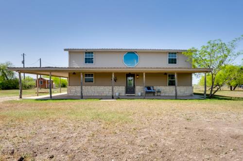 Pet-Friendly Cabin on 3 Acres: 7 Mi to Uvalde! in Uvalde